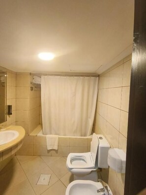 Pantoufles, serviettes fournies