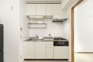 Fridge, microwave, oven, stovetop - OPEN Sale! Walking distance from Umeda area / Easy access to Namba and Dotonbori / 10 minutes to USJ by train / Max. 8 people (大阪市)