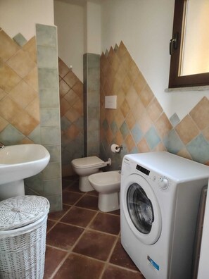 Regadera, secadora de cabello, bidet, toallas 