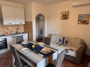 Dining - House with Garden for couples friends and families 15 min from Olbia airport (Maltineddu)