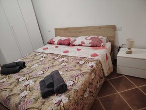 Tabla de planchar con plancha y ropa de cama 