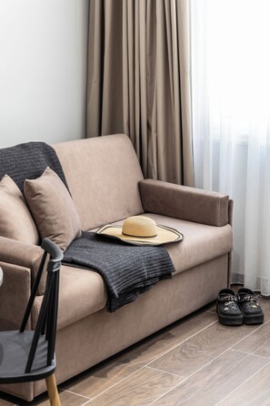 Suite Deluxe | Zona de estar | Una televisión
