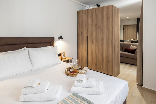 Deluxe Quadruple Room | Soundproofing, iron/ironing board, free WiFi