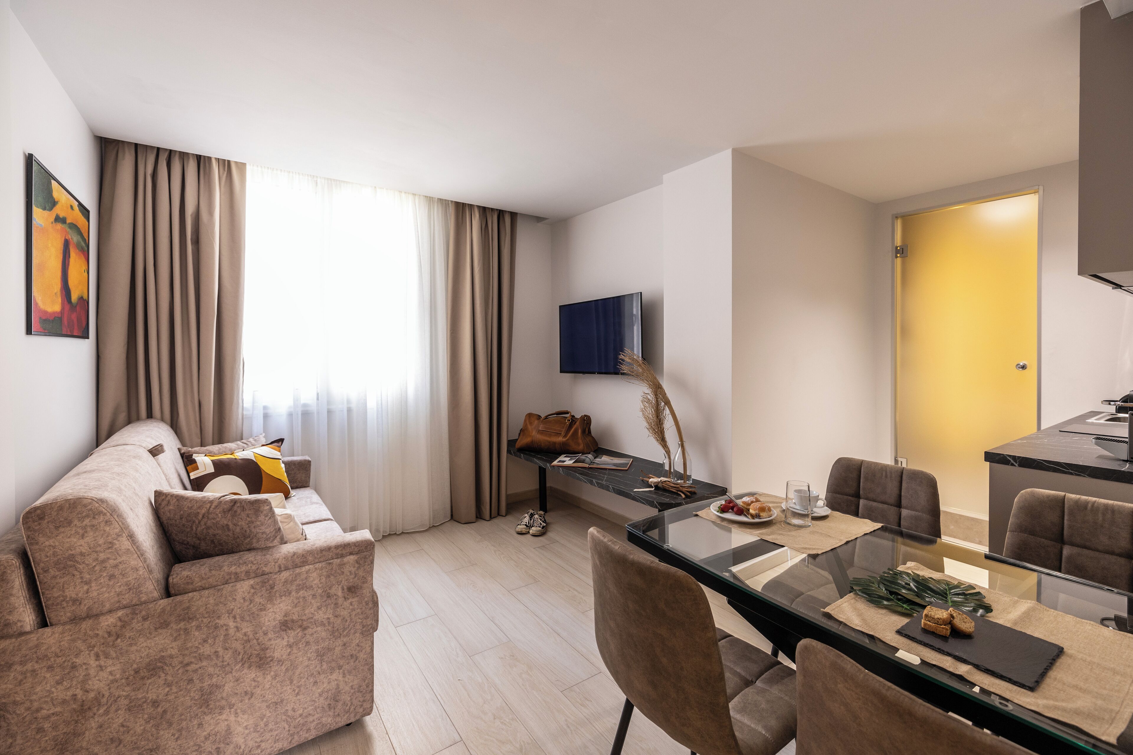 Deluxe suite | Woonruimte | Een televisie