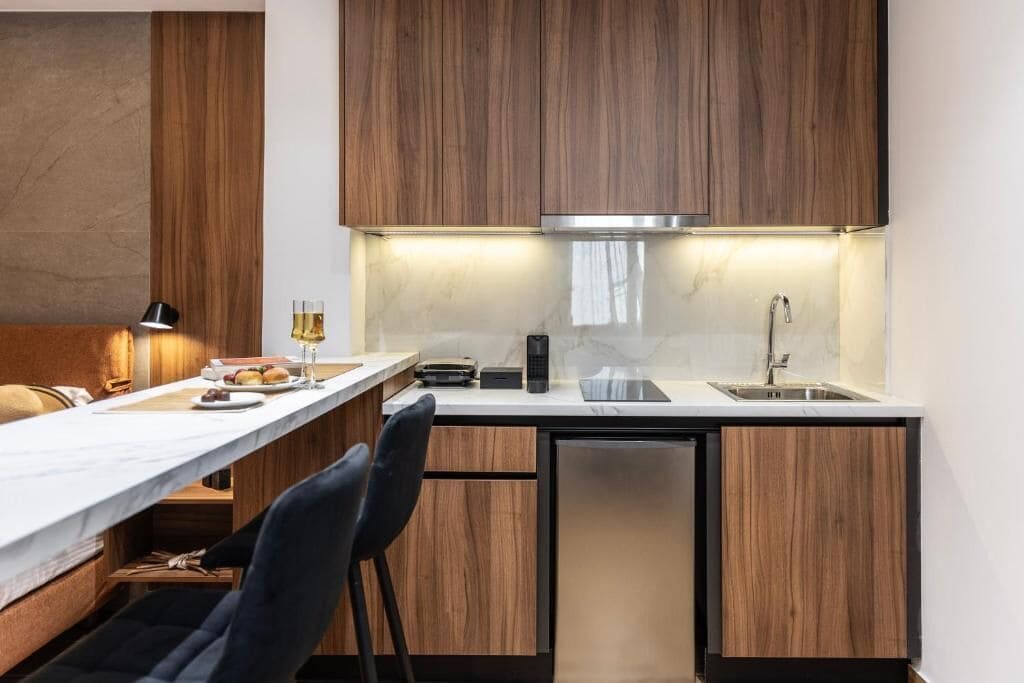 Lemari es kecil, microwave, kompor, dan peralatan masak/sendok-piring