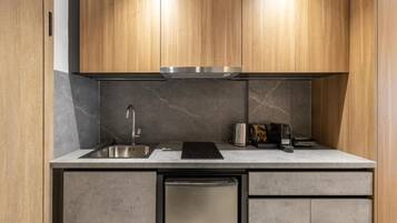 Minikylskåp, mikrovågsugn, spishäll och grytor/köksredskap