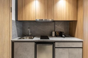 Minikylskåp, mikrovågsugn, spishäll och grytor/köksredskap