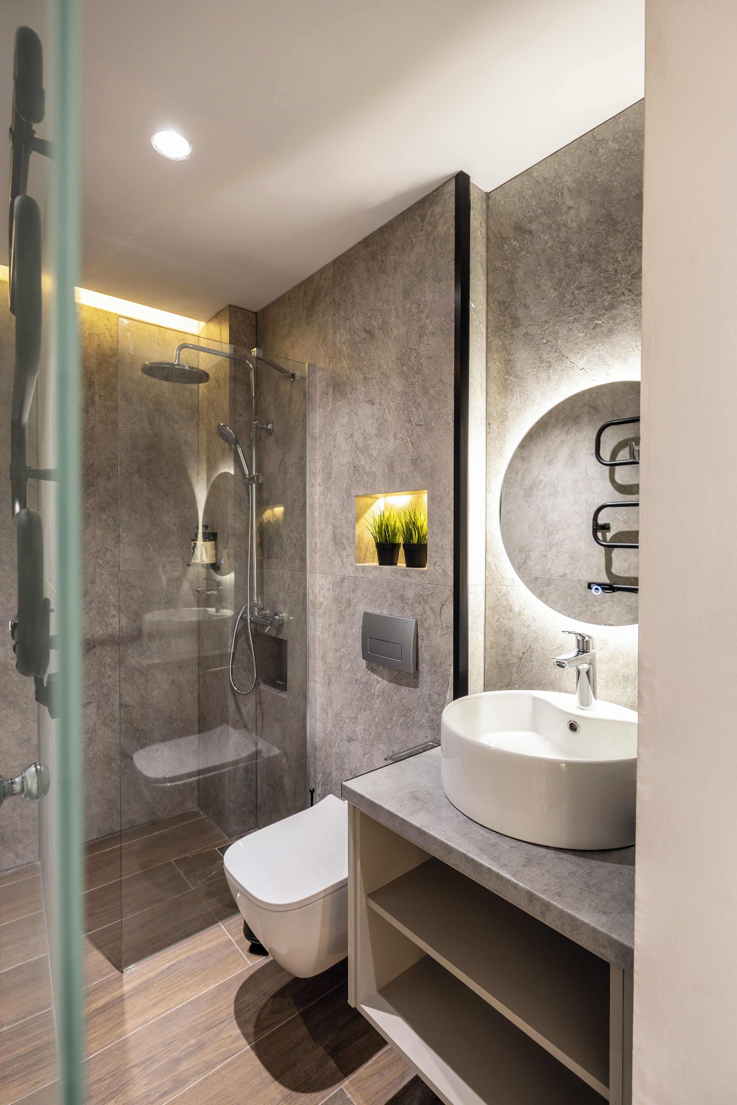 Deluxe suite | Badkamer | Een douche, een haardroger, pantoffels, handdoeken