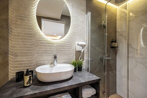 Habitación doble superior | Baño | Regadera, secadora de cabello, pantuflas, toallas 
