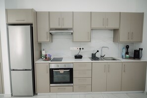 Kjøleskap, ovn, kaffetrakter/tekoker og vannkoker