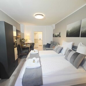 Tabla de planchar con plancha, wifi, ropa de cama