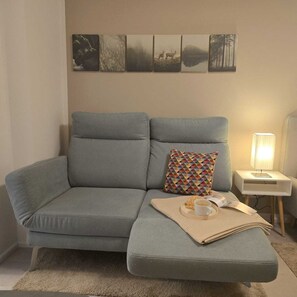 Living area - APART Studio- Suites Dessau-Rosslau - Classic - with Whirlpool Parking Elberadweg (Dessau-Roßlau)