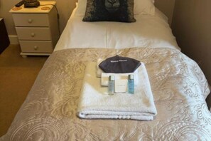 1 bedroom, WiFi, bed sheets - Charming Twin Room in a Unique and Beautiful B&B with Garden Views (Simonburn)