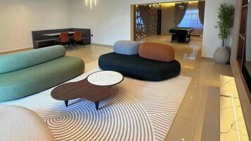 Apartamento econômico, sacada, vista para a cidade | Parte interna