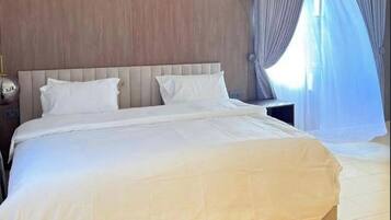 Apartamento econômico, sacada, vista para a cidade | Escrivaninha, espaço de trabalho para notebook, cortinas blackout