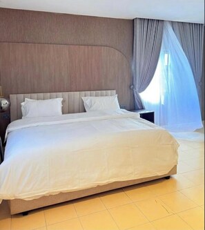 Apartamento econômico, sacada, vista para a cidade | Escrivaninha, espaço de trabalho para notebook, cortinas blackout