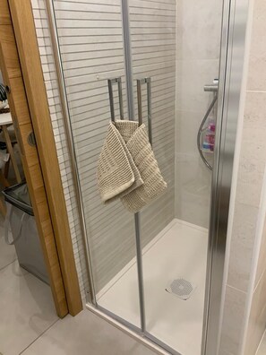 Haartrockner, Handtücher, Toilettenpapier