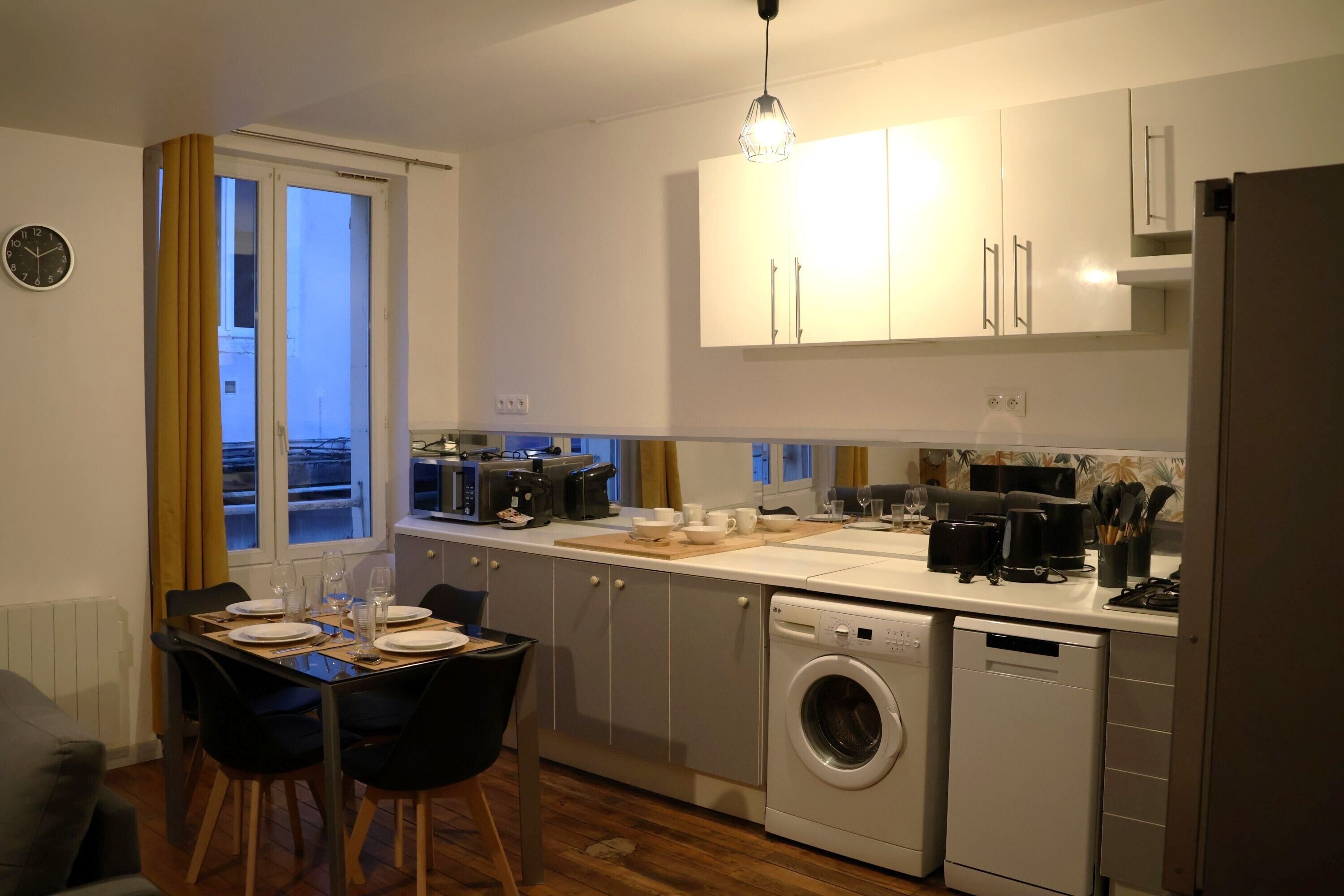 Réfrigérateur, micro-ondes, plaque de cuisson, lave-vaisselle
