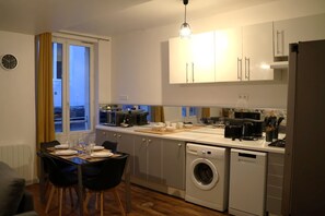 Réfrigérateur, micro-ondes, plaque de cuisson, lave-vaisselle