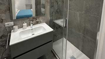 Estúdio luxo | Banheiro | Chuveiro, secador de cabelo, toalhas de banho