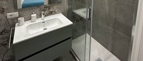 Deluxe Studio | Bathroom | Shower, hair dryer, towels