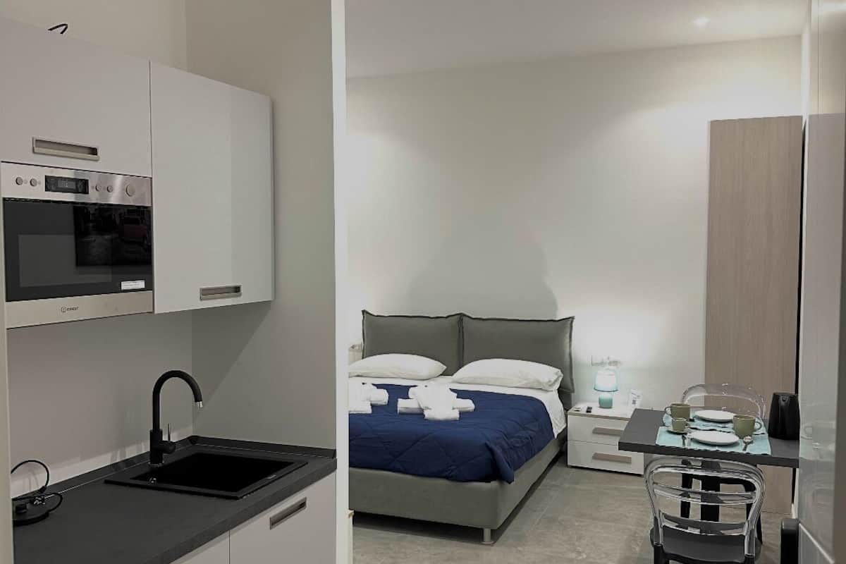 Classic Double or Twin Room | Desk, laptop workspace, blackout drapes, iron/ironing board