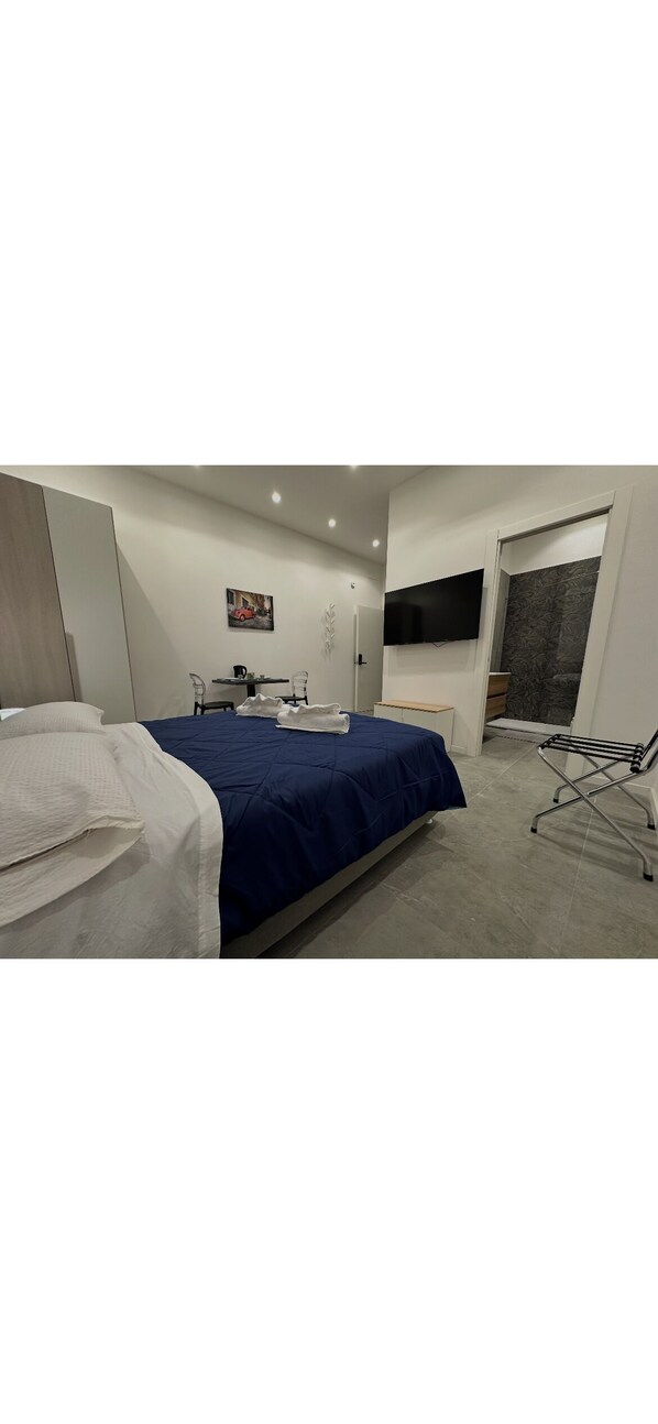 Classic Double or Twin Room | Desk, laptop workspace, blackout drapes, iron/ironing board