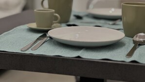 A dining table with a plate, two cups, and cutlery. - Cuore di Trastevere (Rome)