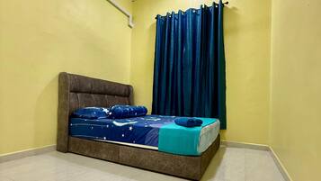 Escritorio, tabla de planchar con plancha y wifi gratis