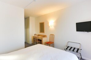 Schreibtisch, Verdunkelungsvorhänge, Bügeleisen/Bügelbrett