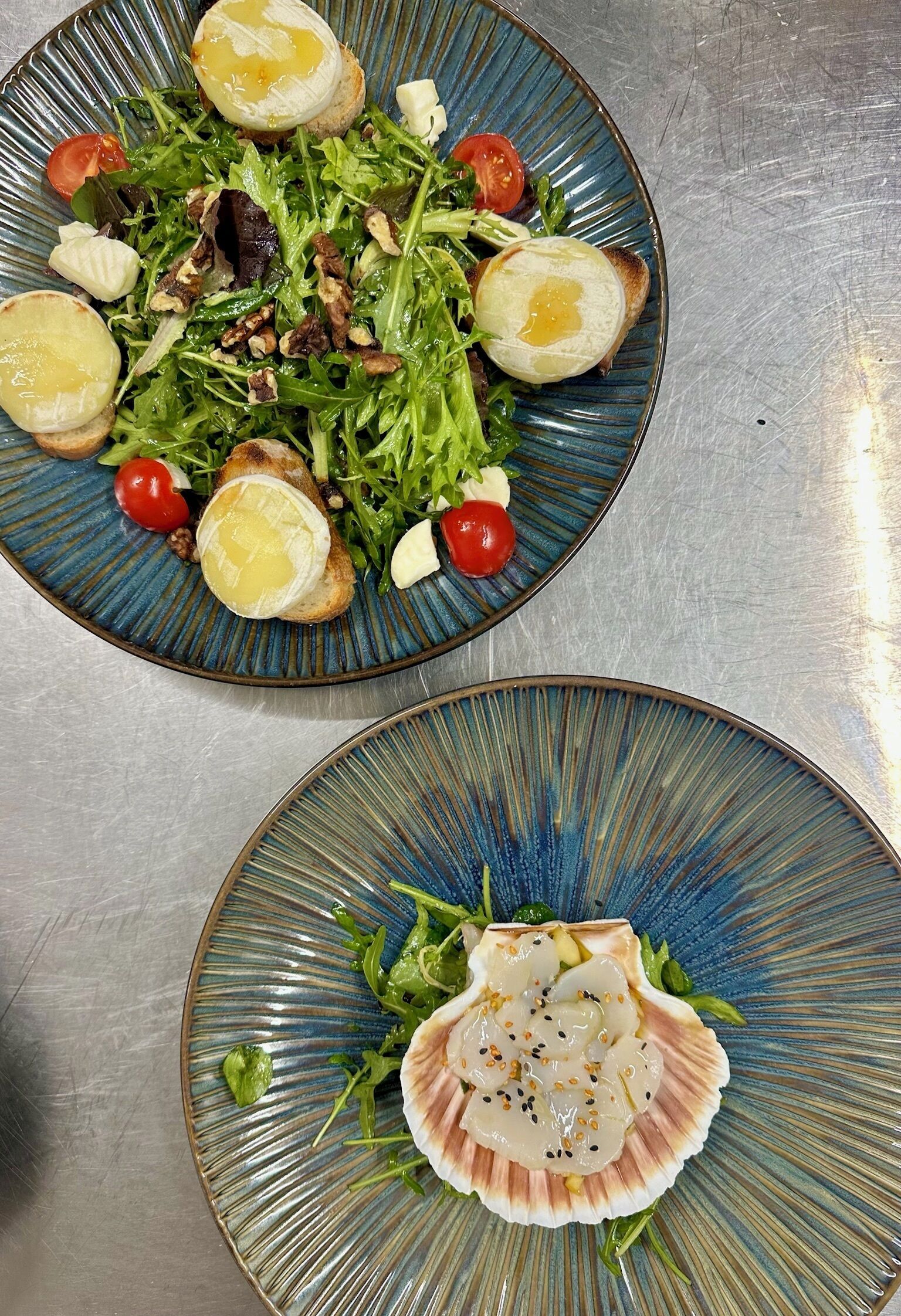 Déjeuner et dîner servis sur place, spécialités Cuisine française