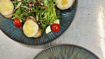 Déjeuner et dßner servis sur place, spécialités Cuisine française