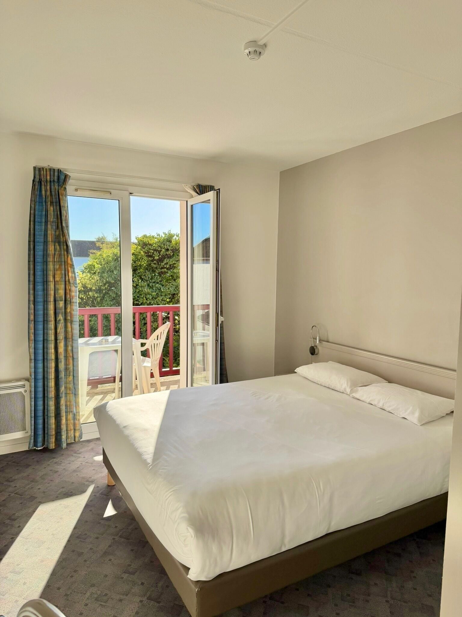 Bureau, rideaux occultants, fer et planche à repasser, Wi-Fi gratuit