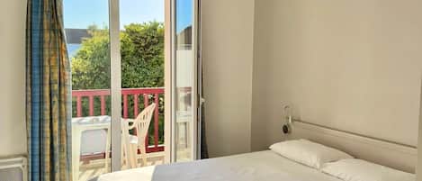 Skrivebord, blendingsgardiner, strykejern/-brett og wi-fi (inkludert)