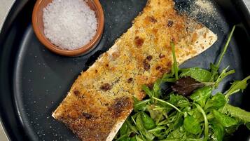 Déjeuner et dßner servis sur place, spécialités Cuisine française