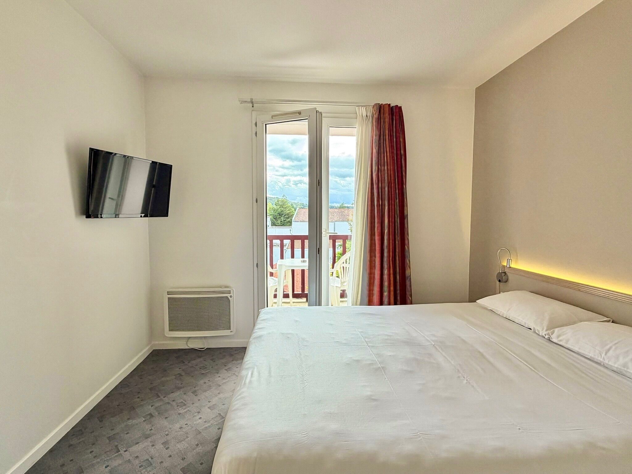 Bureau, rideaux occultants, fer et planche à repasser, Wi-Fi gratuit