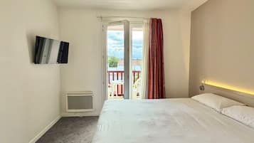 Bureau, rideaux occultants, fer et planche Ă repasser, Wi-Fi gratuit