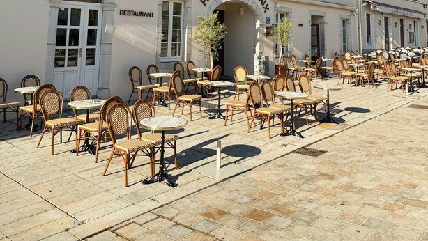 A hotel with outdoor seating and a sign reading "HOTEL DE LA PAIL". - HOTEL DE LA PAIX (Saint-Palais)