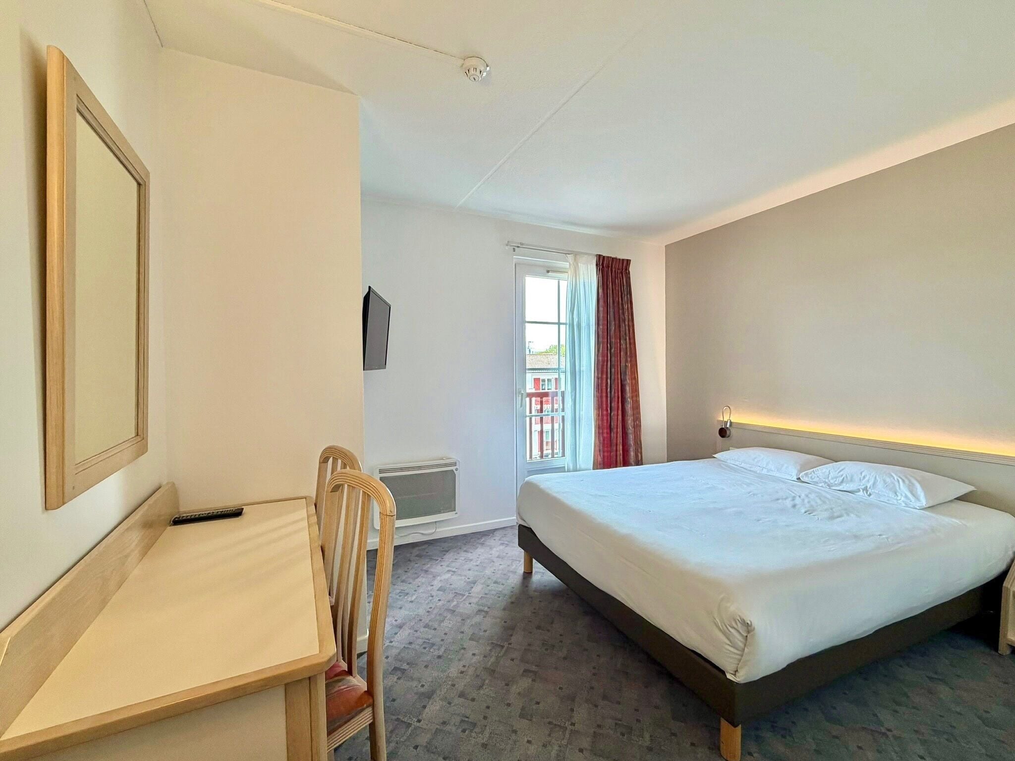 Bureau, rideaux occultants, fer et planche à repasser, Wi-Fi gratuit