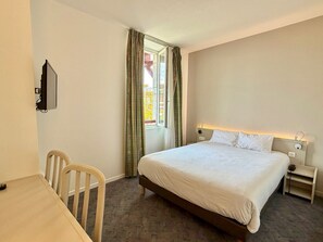 Escritorio, cortinas blackout y tabla de planchar con plancha 