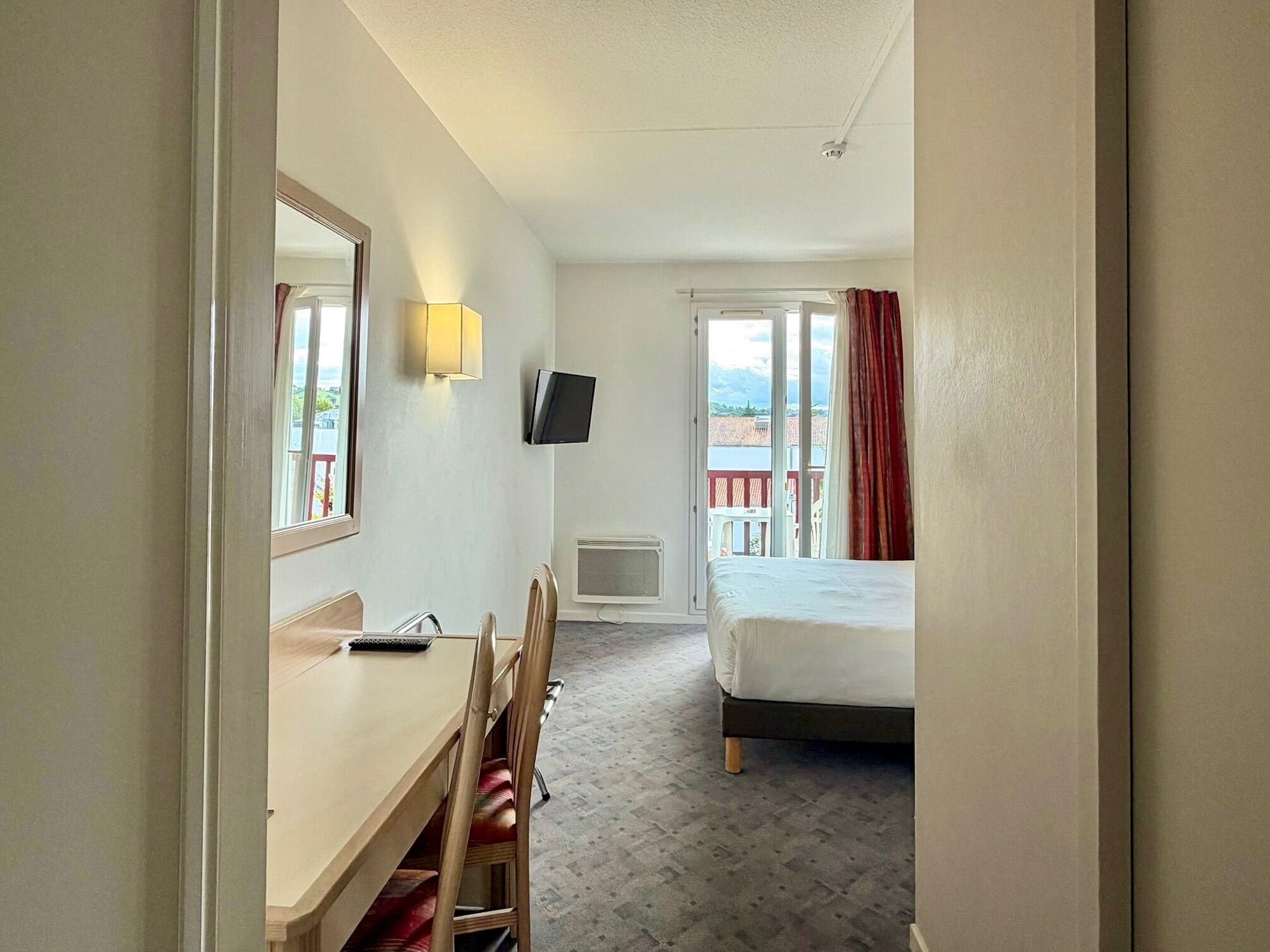 Bureau, rideaux occultants, fer et planche à repasser, Wi-Fi gratuit