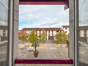 Bureau, rideaux occultants, fer et planche Ă repasser, Wi-Fi gratuit