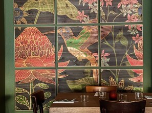 Se sirven almuerzos y cenas, cocina francesa