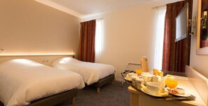 Schreibtisch, Verdunkelungsvorhänge, Bügeleisen/Bügelbrett