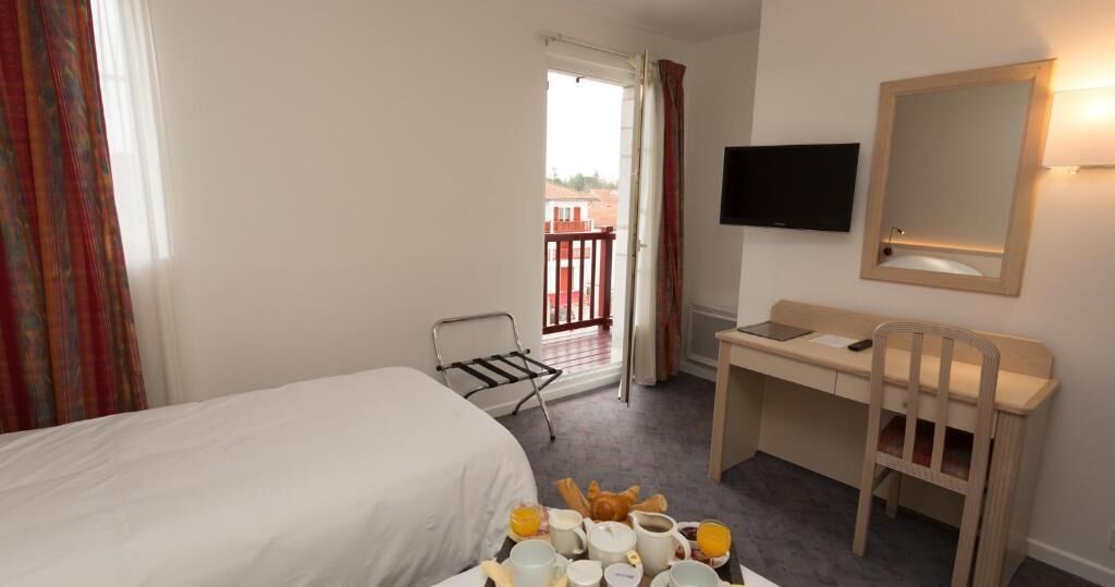 Desk, blackout drapes, iron/ironing board, free WiFi