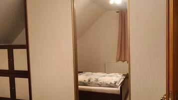 Iron/ironing board, WiFi, bed sheets