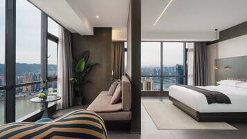 Quarto casal sênior, vista para a cidade | Frigobar, espaço de trabalho para notebook, cortinas blackout