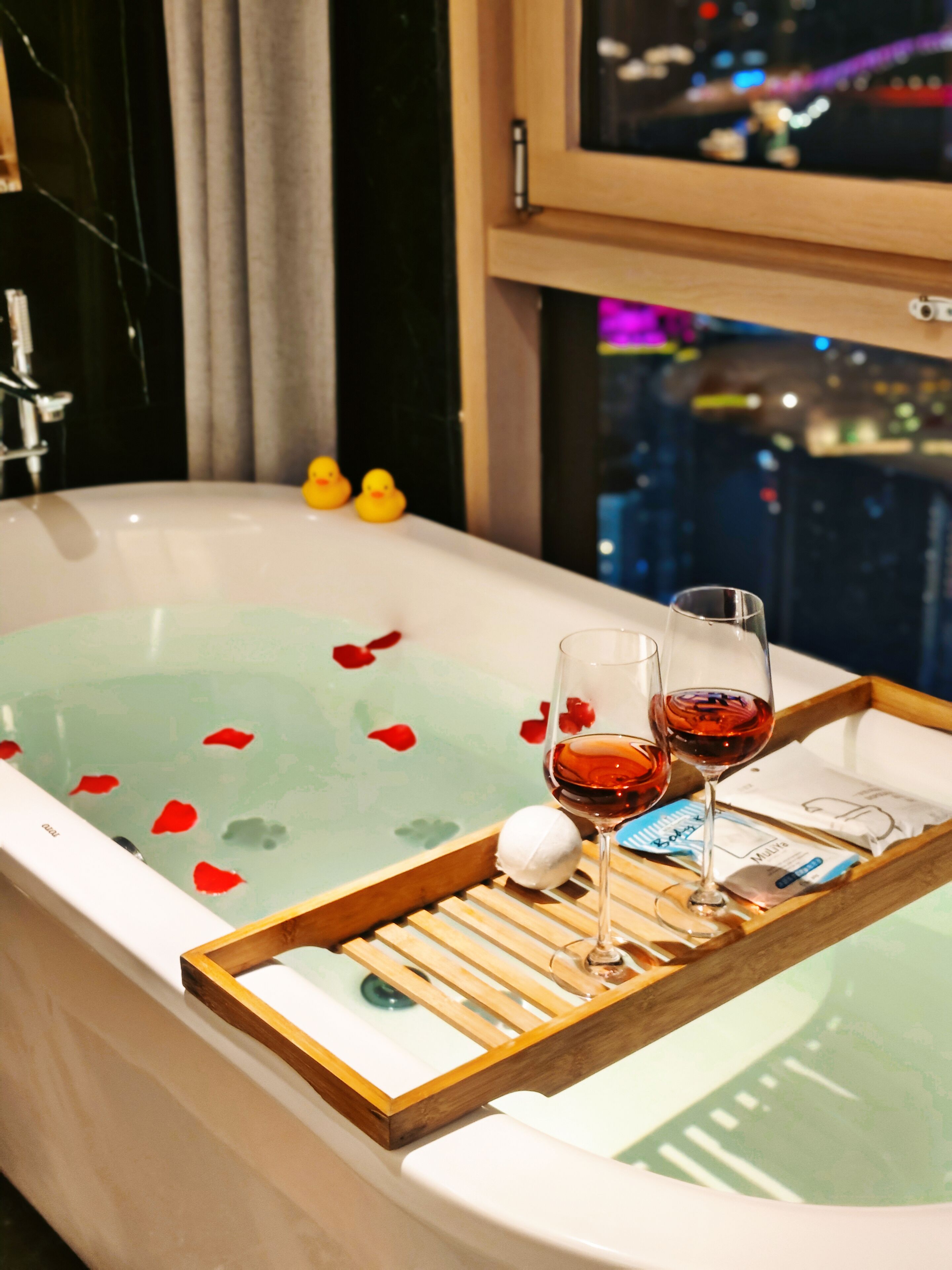 Secador de pelo, zapatillas, toallas y jabón