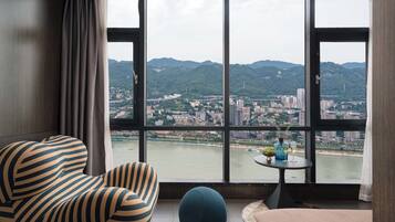 Quarto casal sênior, vista para a cidade | Sacada