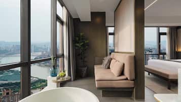 Habitación senior doble, vista a la ciudad | Vista del balcón